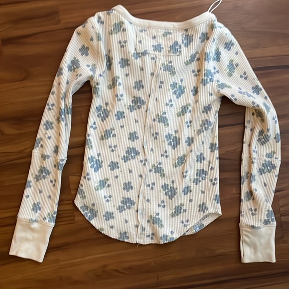 Free people long sleeve knit shirt with blue flowers - Picture 2 of 2